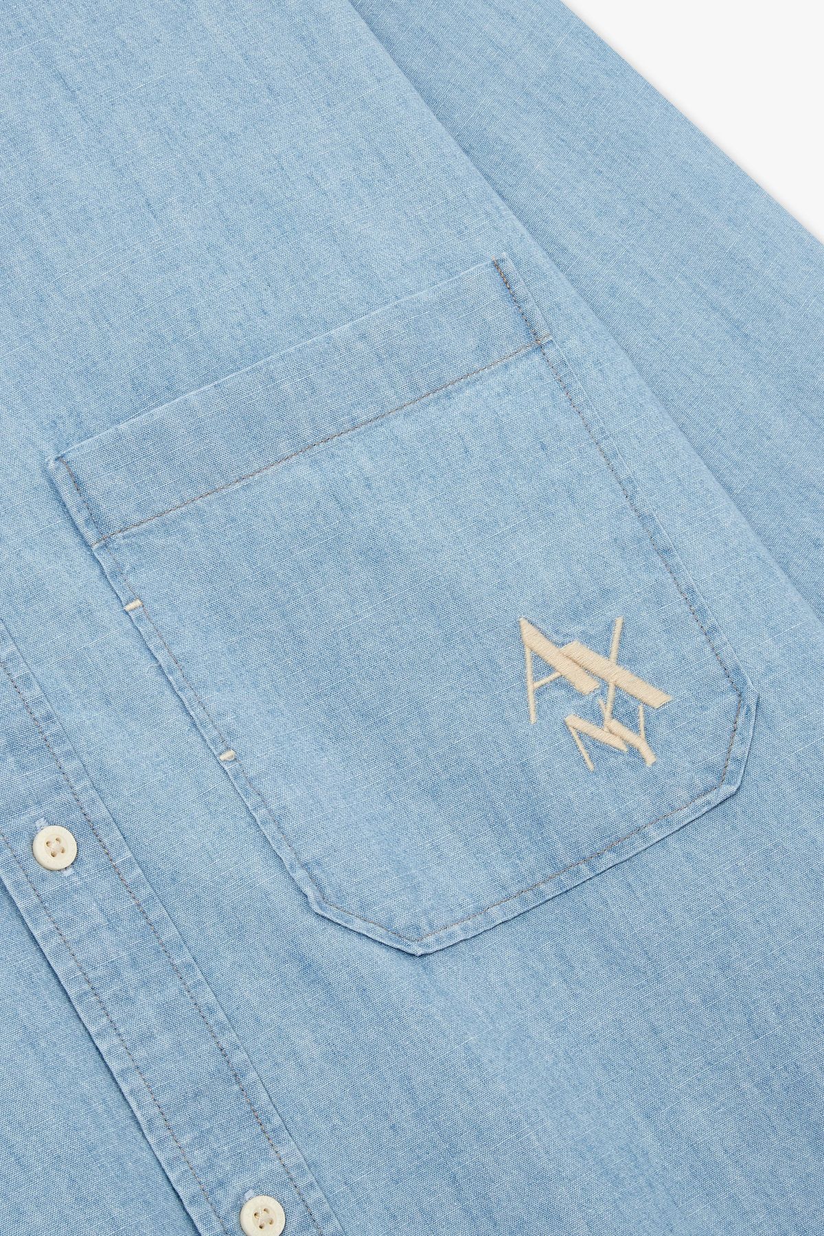 아르마니 익스체인지(ARMANI EXCHANGE) 남성 자수 로고 포켓 데님 셔츠_블루 A415320001
