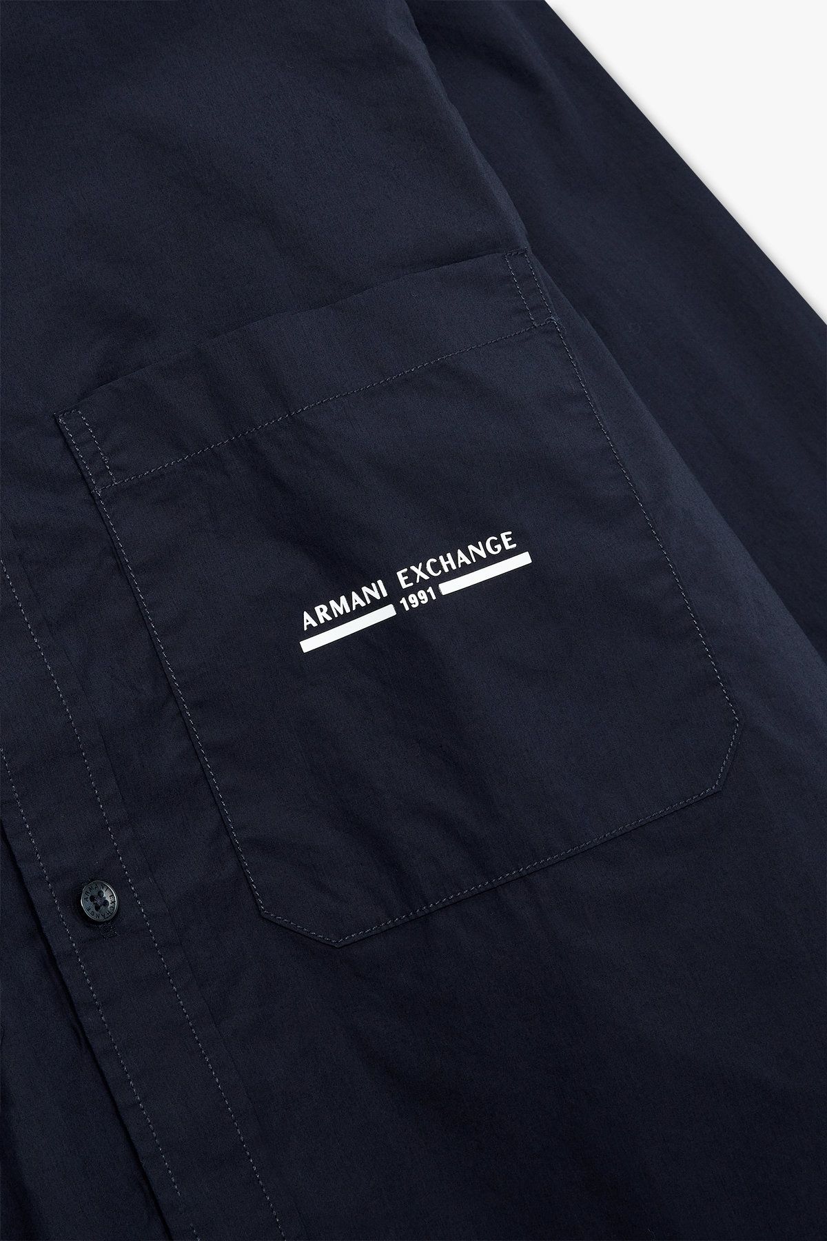 아르마니 익스체인지(ARMANI EXCHANGE) 남성 로고 프린트 포켓 코튼 셔츠_다크 네이비 A415320002
