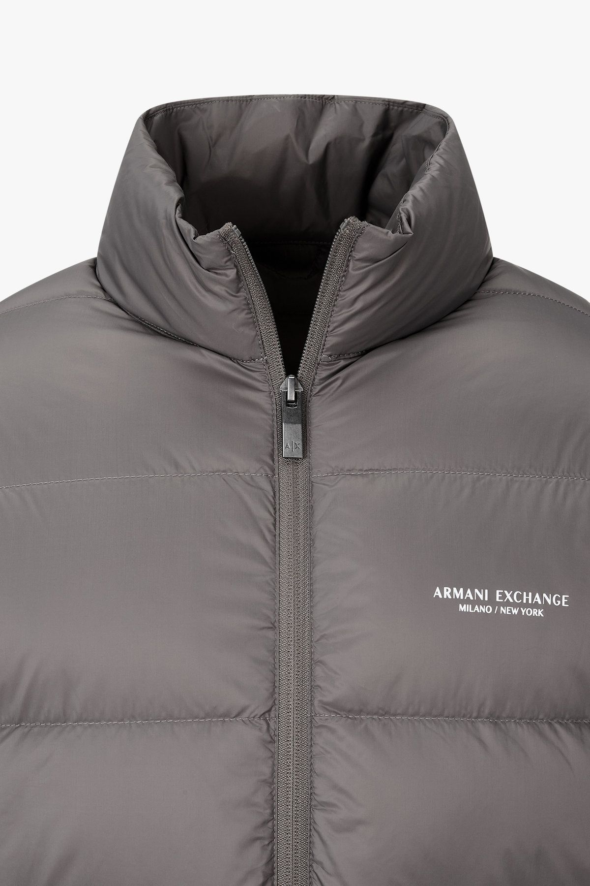 아르마니 익스체인지(ARMANI EXCHANGE) 남성 로고 프린트 하이넥 다운 패딩 자켓_다크 그레이 A415310100