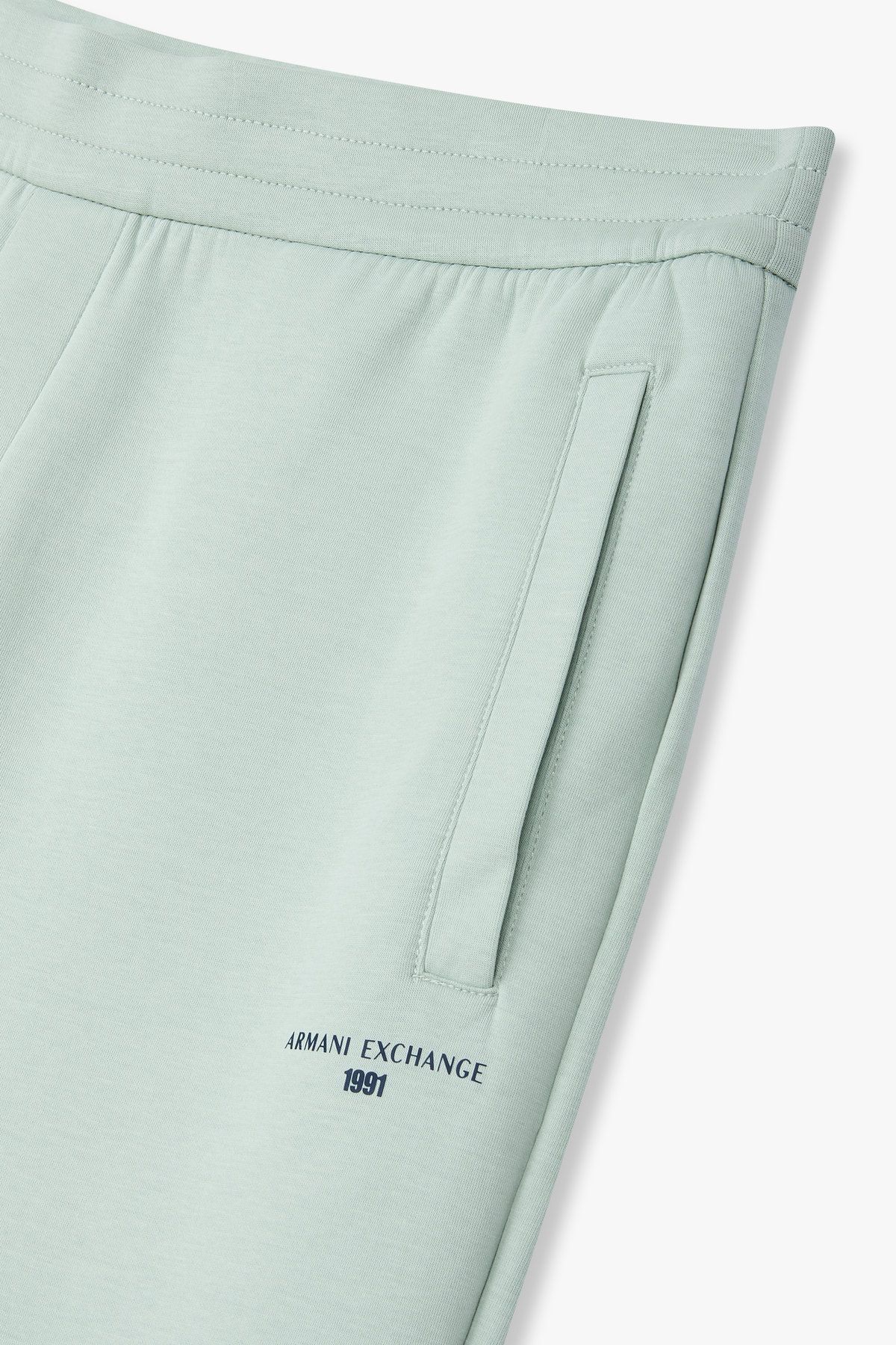 아르마니 익스체인지(ARMANI EXCHANGE) 남성 로고 프린트 밴딩 조거 팬츠_틸 그레이 A415342004