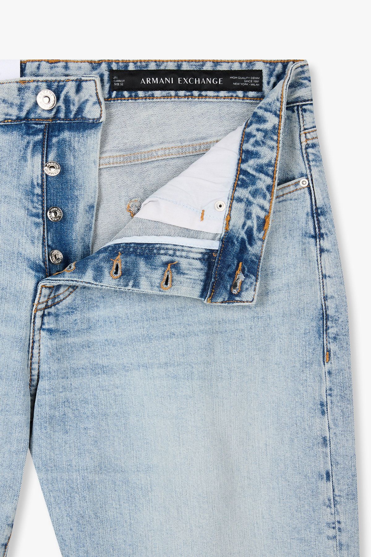 아르마니 익스체인지(ARMANI EXCHANGE) 남성 워시드 테이퍼드 핏 데님 팬츠_라이트 블루 A415340010