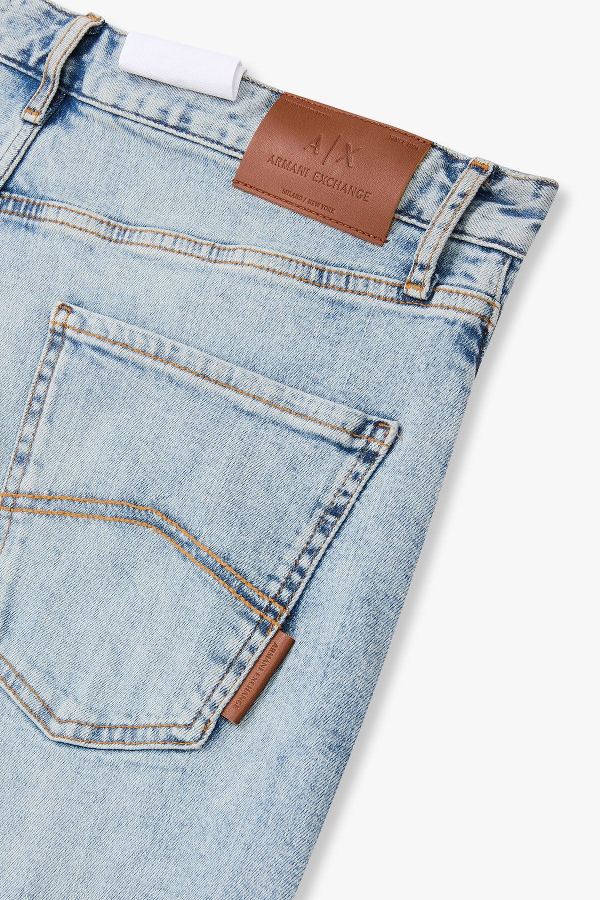 아르마니 익스체인지(ARMANI EXCHANGE) 남성 워시드 테이퍼드 핏 데님 팬츠_라이트 블루 A415340010