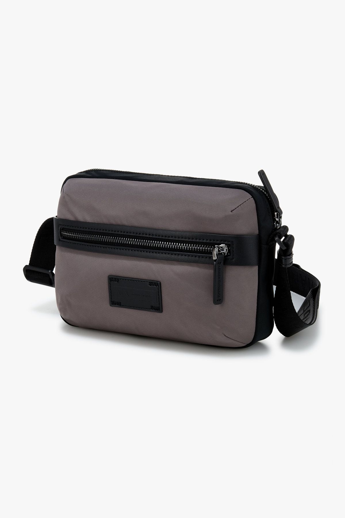 아르마니 익스체인지(ARMANI EXCHANGE) 남성 로고 패치 크로스바디백_다크 그레이 A415370006