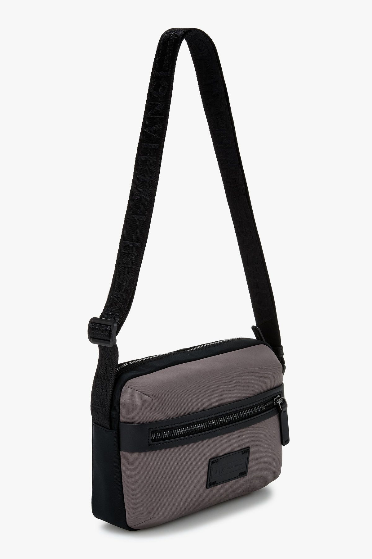 아르마니 익스체인지(ARMANI EXCHANGE) 남성 로고 패치 크로스바디백_다크 그레이 A415370006