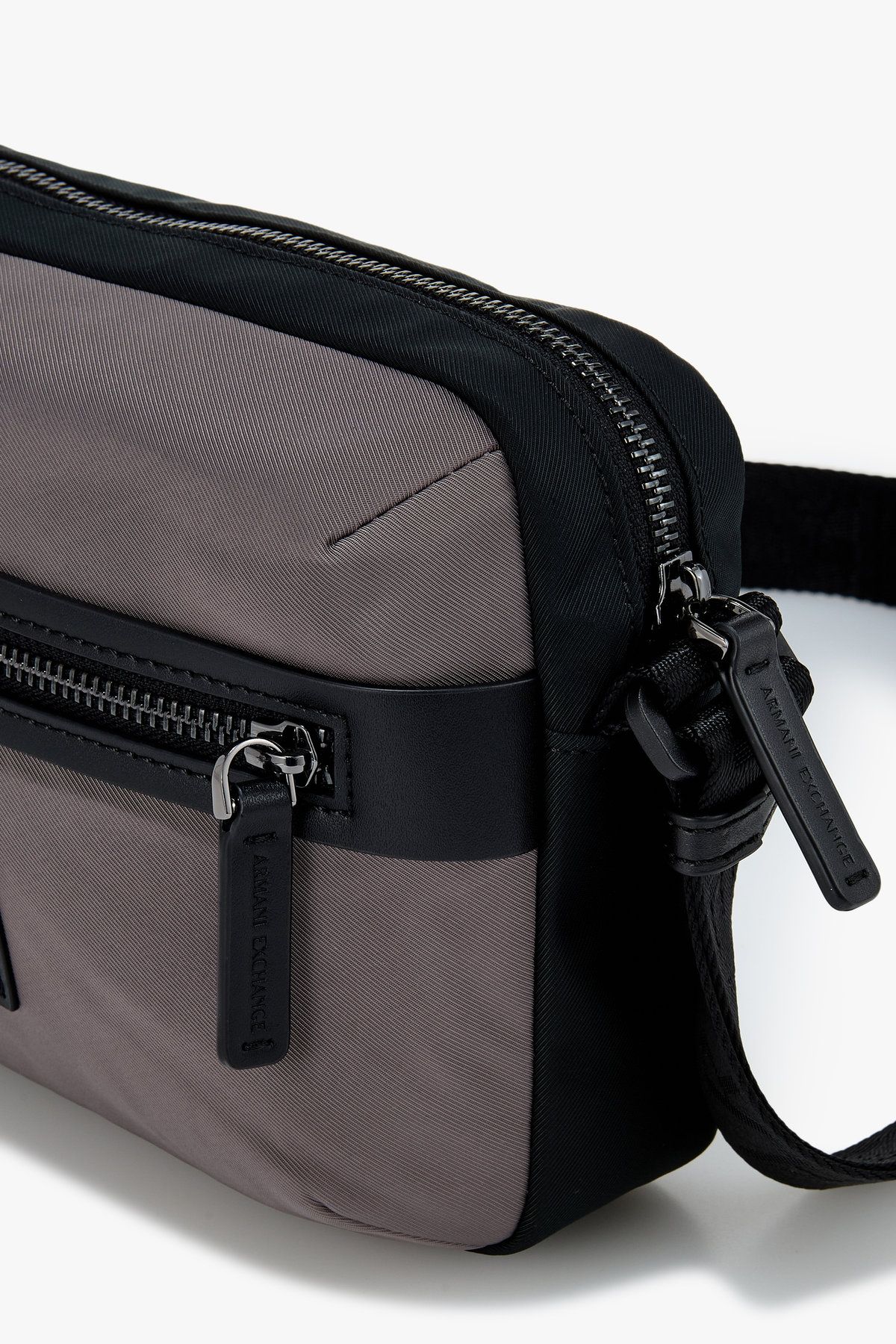 아르마니 익스체인지(ARMANI EXCHANGE) 남성 로고 패치 크로스바디백_다크 그레이 A415370006