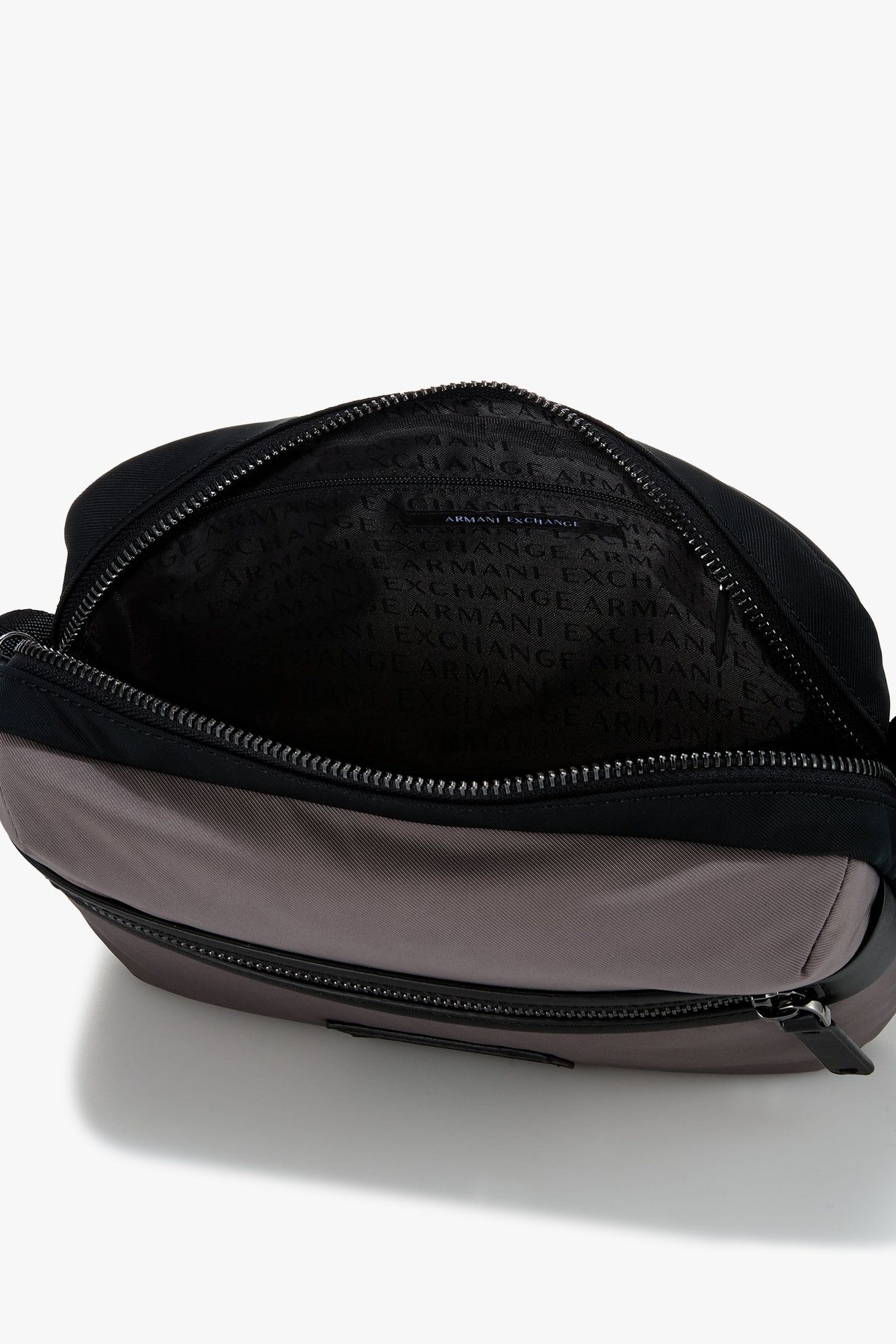 아르마니 익스체인지(ARMANI EXCHANGE) 남성 로고 패치 크로스바디백_다크 그레이 A415370006