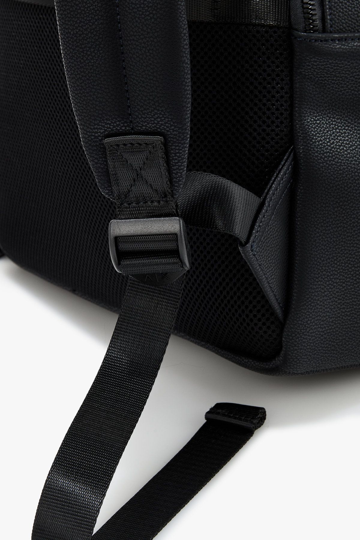 아르마니 익스체인지(ARMANI EXCHANGE) 남성 로고 포켓 라운드 백팩_블랙 A415370001
