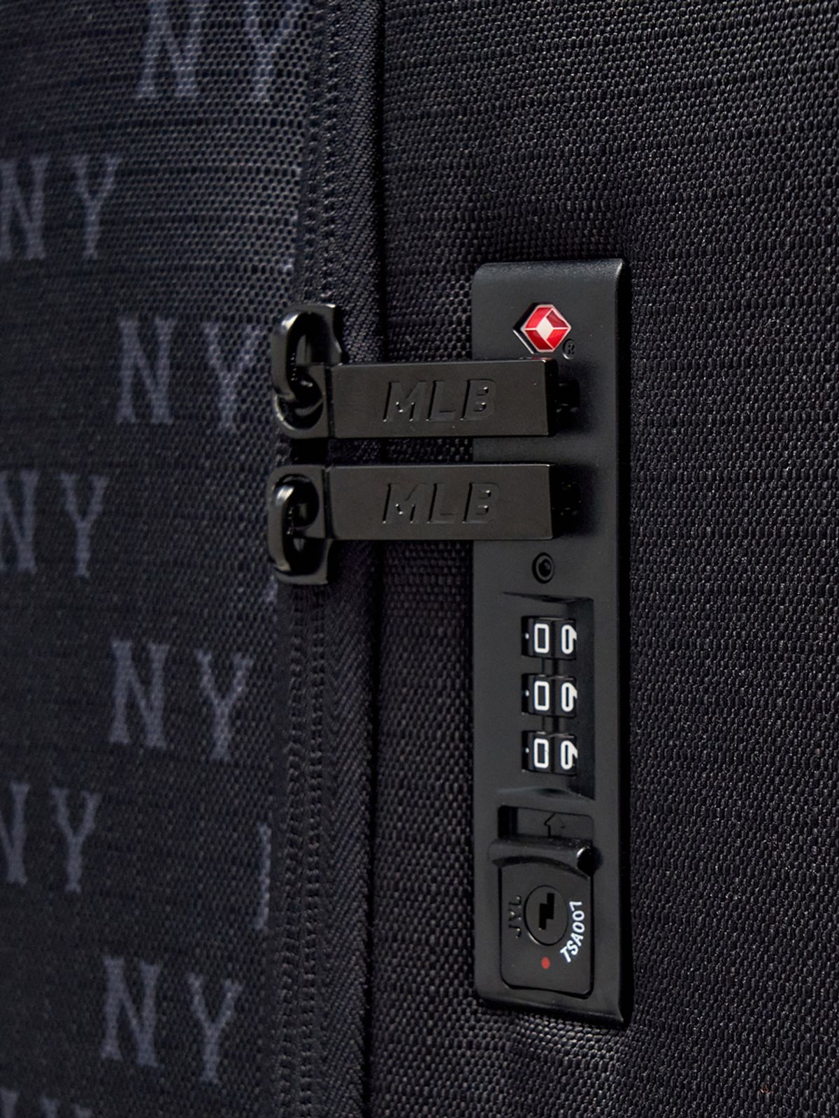 엠엘비(MLB) 모노그램 아웃도어 캐리어 26 NY (Black)