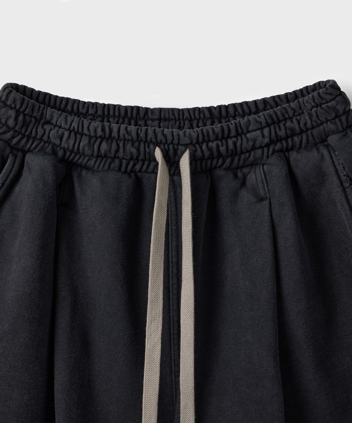 브랜디드(BRANDED) BERMUDA ONE TUCK SWEAT SHORTS [DYED BLACK]
