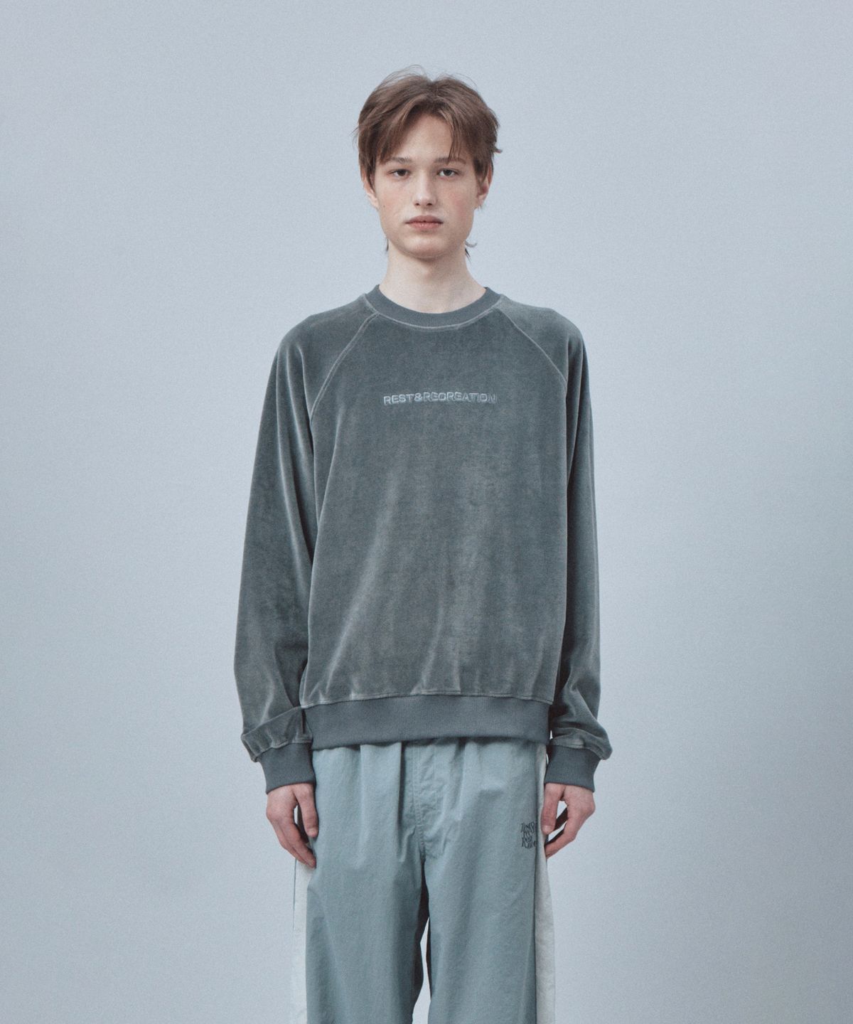 레스트앤레크레이션(REST&RECREATION) VELVET LOGO SWEATSHIRT - GREY