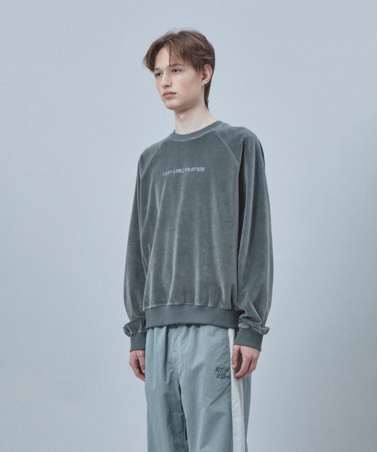 레스트앤레크레이션(REST&RECREATION) VELVET LOGO SWEATSHIRT - GREY