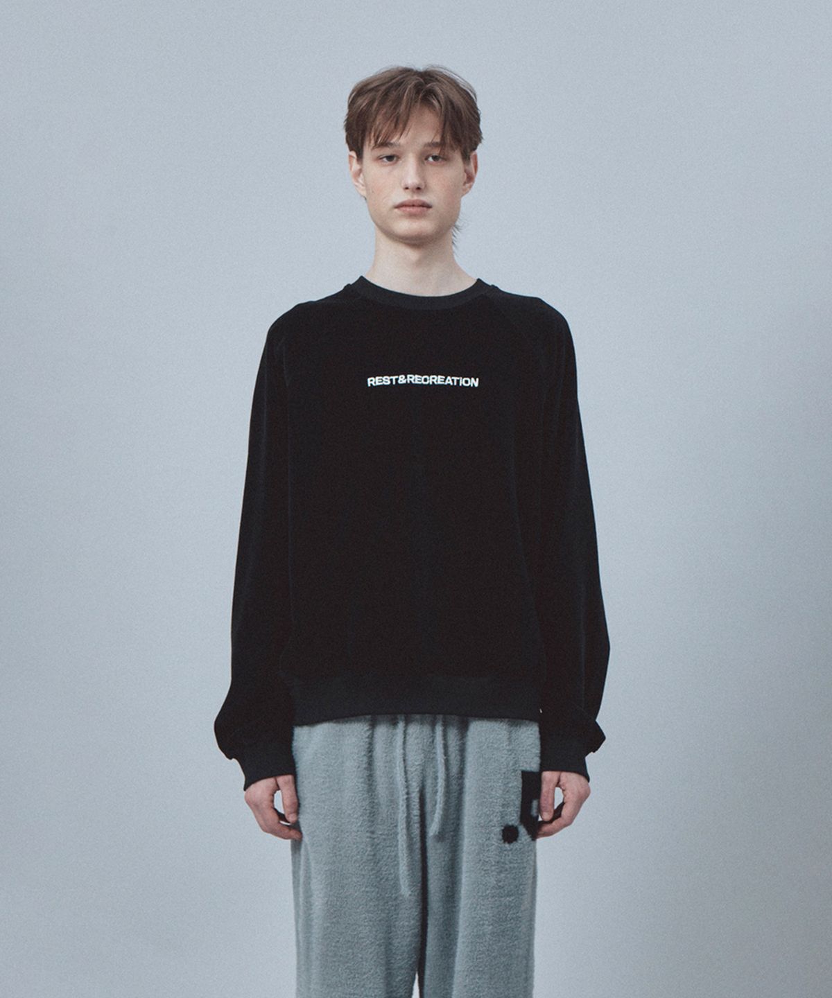 레스트앤레크레이션(REST&RECREATION) VELVET LOGO SWEATSHIRT - BLACK