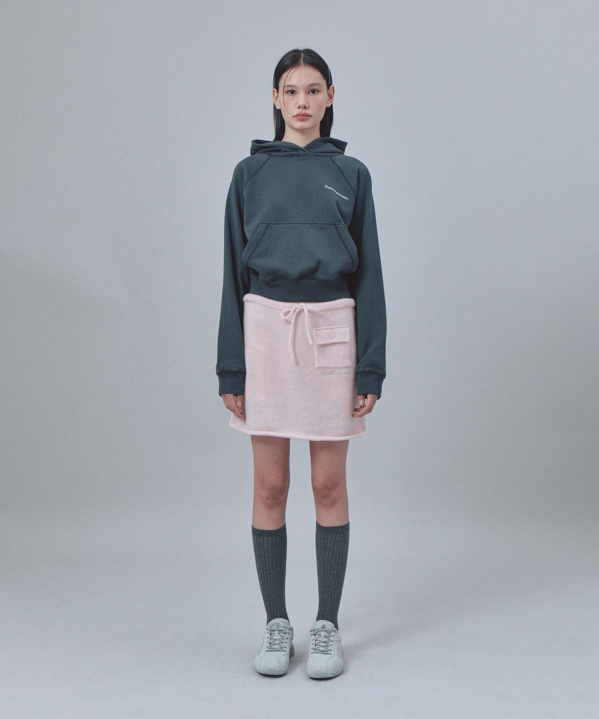 레스트앤레크레이션(REST&RECREATION) ZIG ZAG STITCH CROPPED HOOD - CHARCOAL