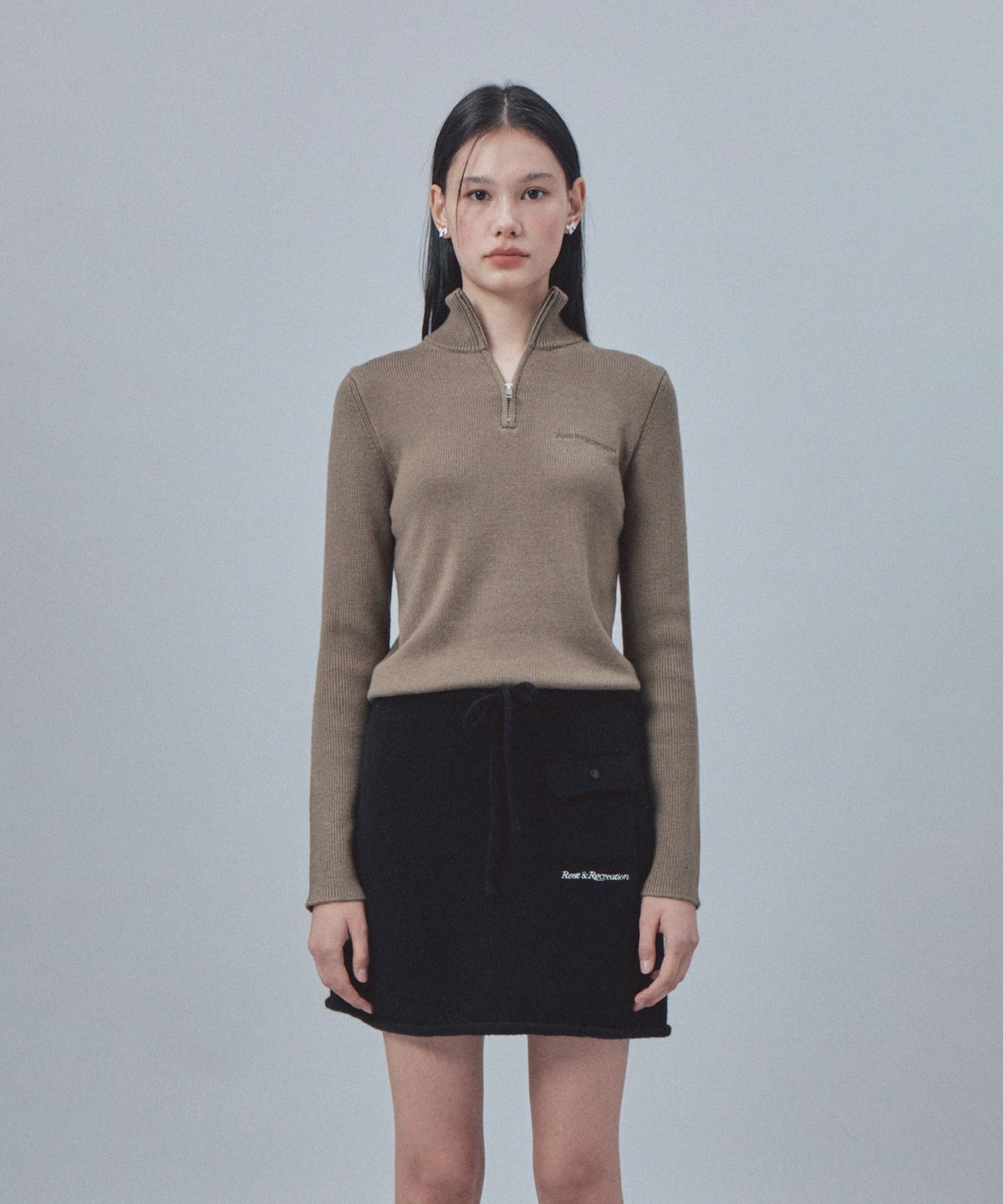 레스트앤레크레이션(REST&RECREATION) SLIM FIT HALF ZIP-UP KNIT - KHAKI