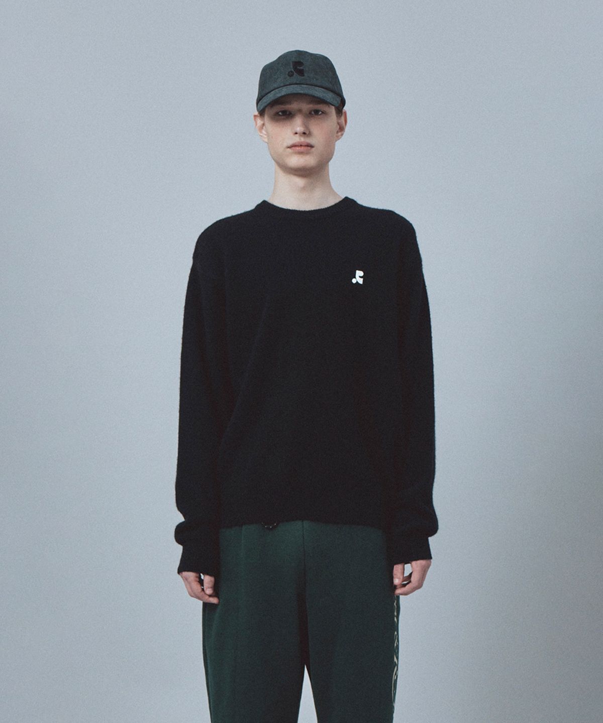 레스트앤레크레이션(REST&RECREATION) LOGO CREW NECK SWEATER - BLACK