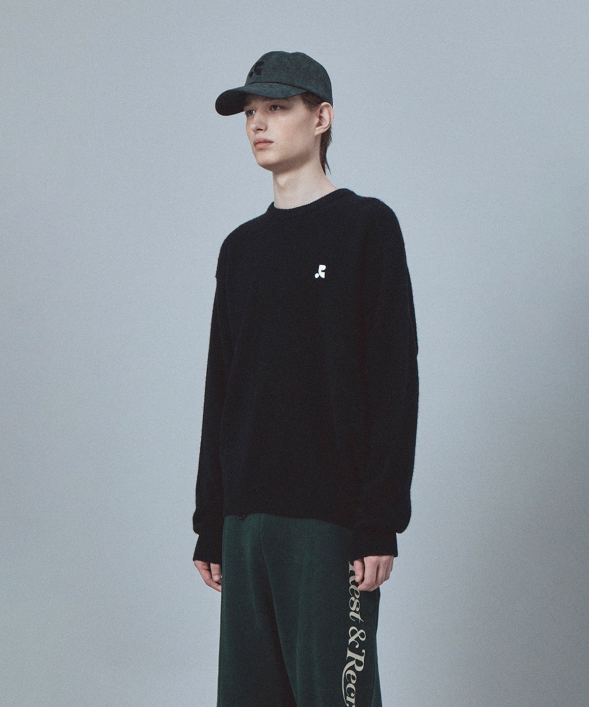 레스트앤레크레이션(REST&RECREATION) LOGO CREW NECK SWEATER - BLACK