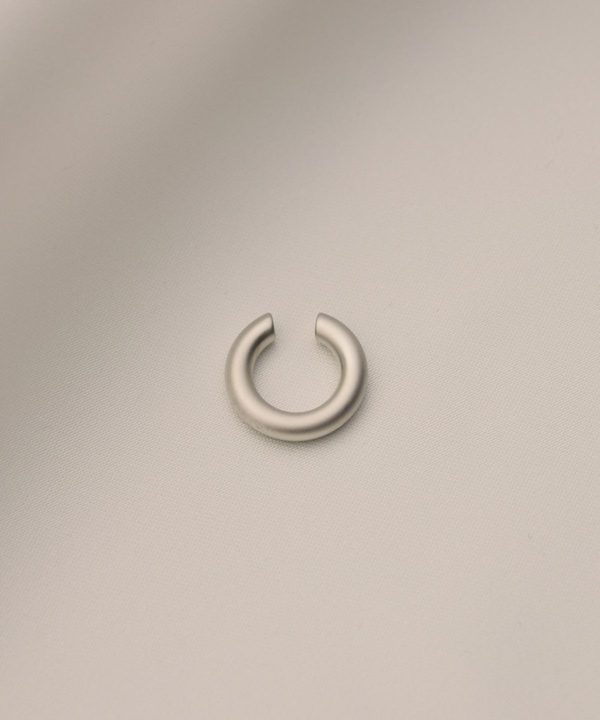노비스도쿄(NOVICE TOKYO) 무광 후프 이어 커프 Matte Hoop Ear Cuff / Silver