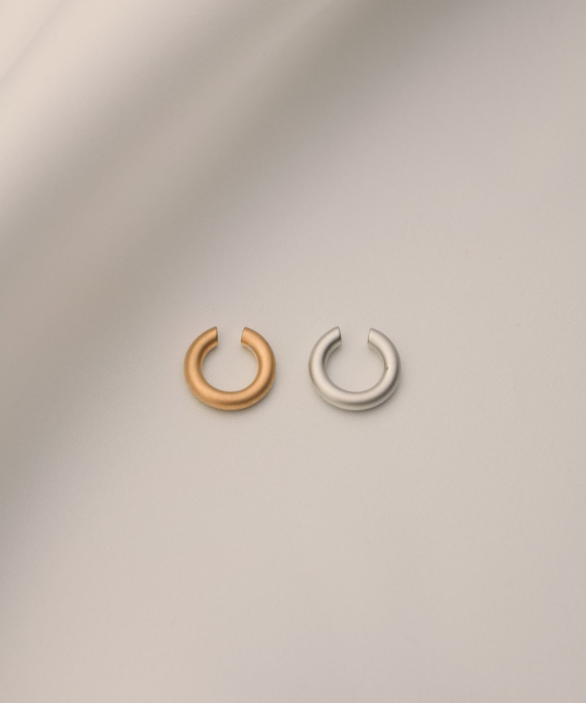 노비스도쿄(NOVICE TOKYO) 무광 후프 이어 커프 Matte Hoop Ear Cuff / Silver