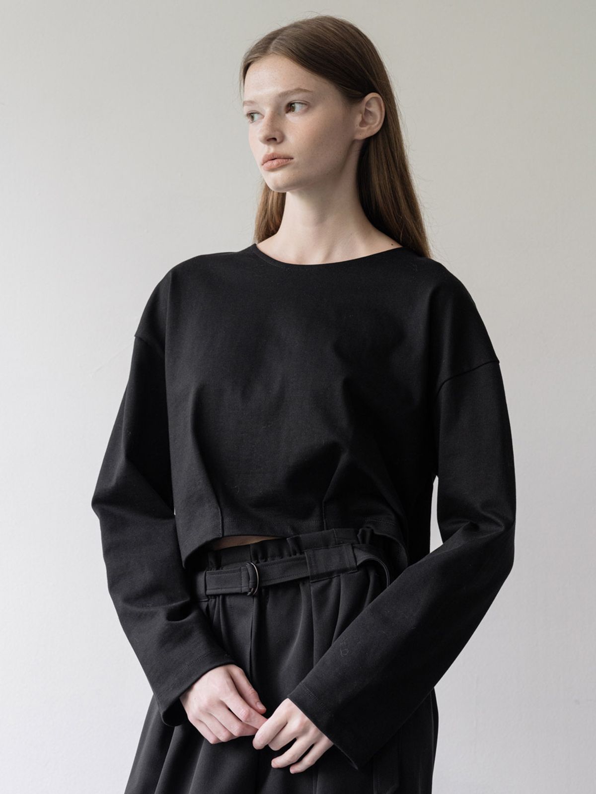 클루니(CLUNY) Crop cotton pintuck T-shirt - black
