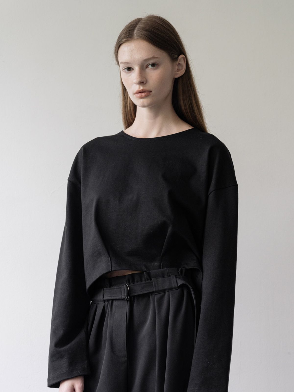 클루니(CLUNY) Crop cotton pintuck T-shirt - black