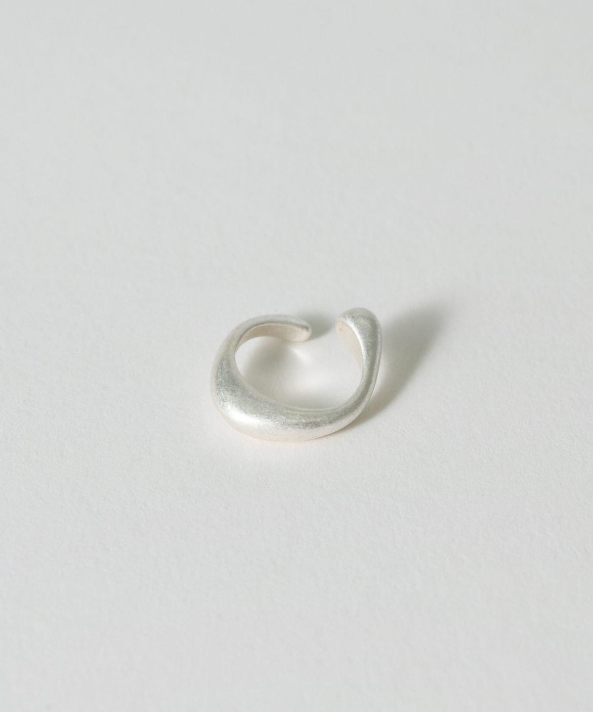 노비스도쿄(NOVICE TOKYO) 미니 진자 이어 커프 Mini Pendulum Ear Cuff / Silver