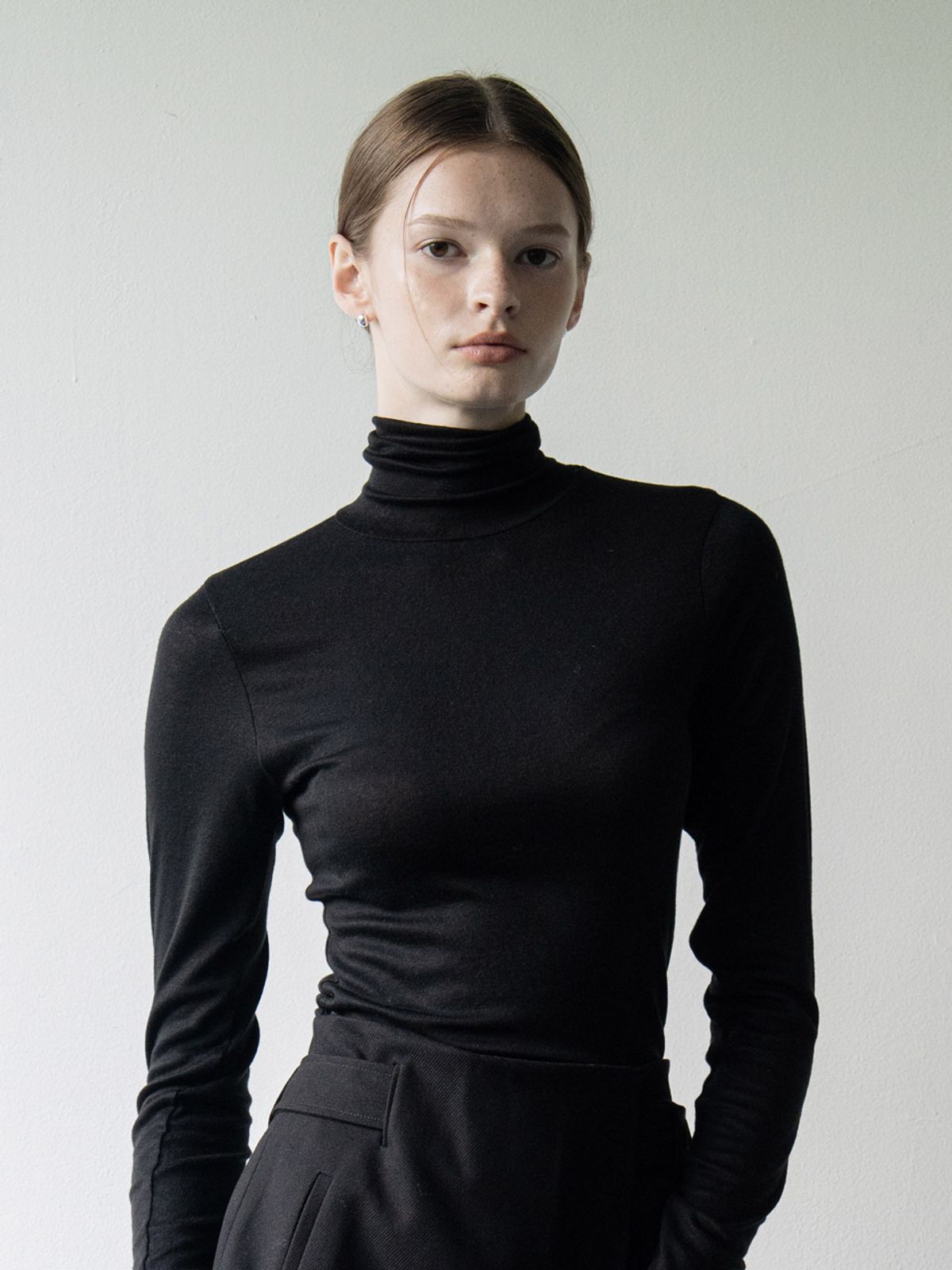 클루니(CLUNY) Turtleneck basic T-shirt - black