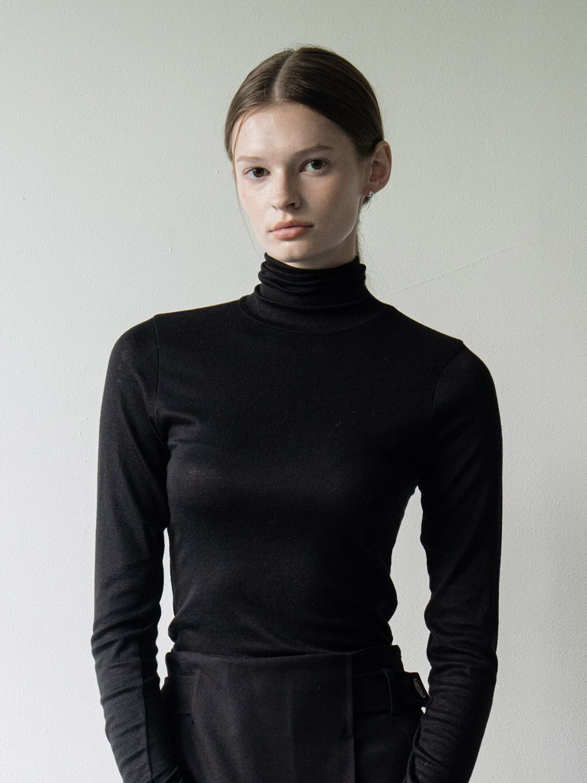 클루니(CLUNY) Turtleneck basic T-shirt - black