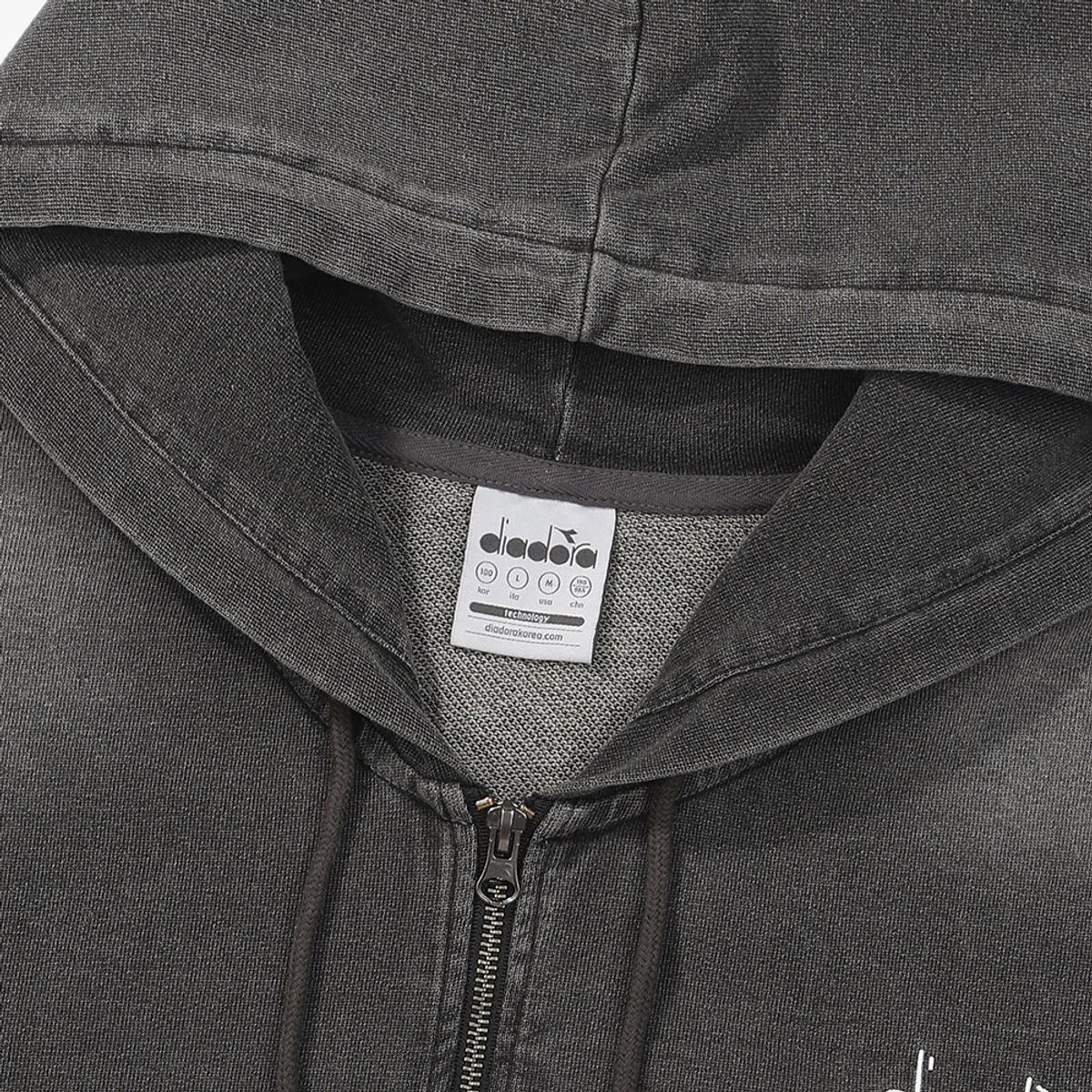 디아도라(diadora) 스프레이 워싱 데님 스웻 후드집업 BLACK