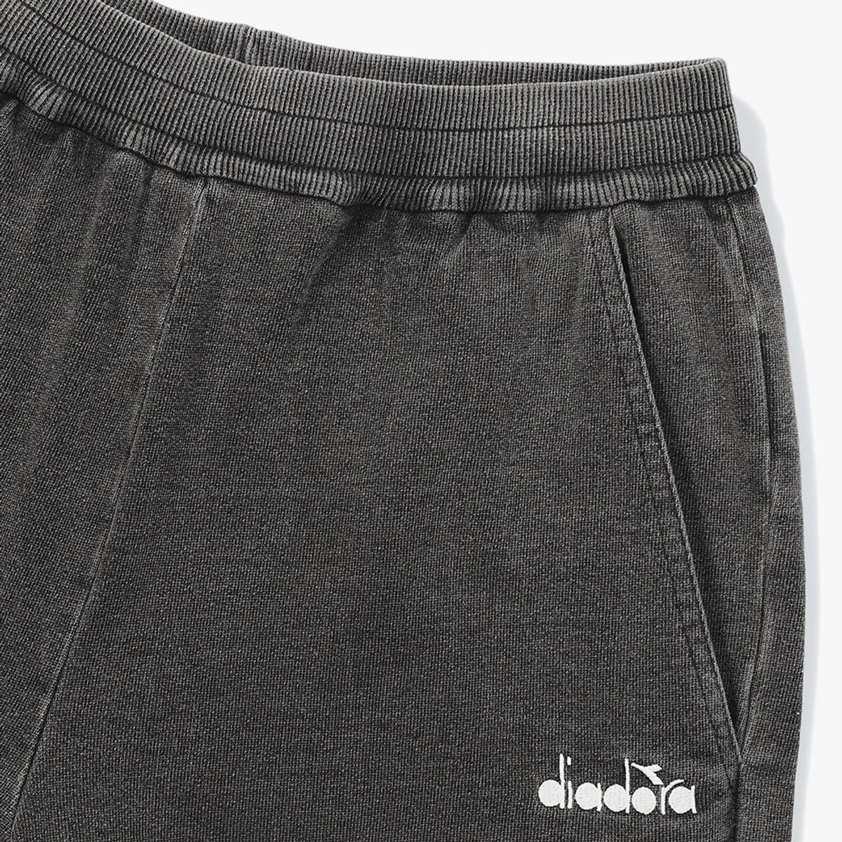 디아도라(diadora) 스프레이 워싱 데님 스웻팬츠 BLACK