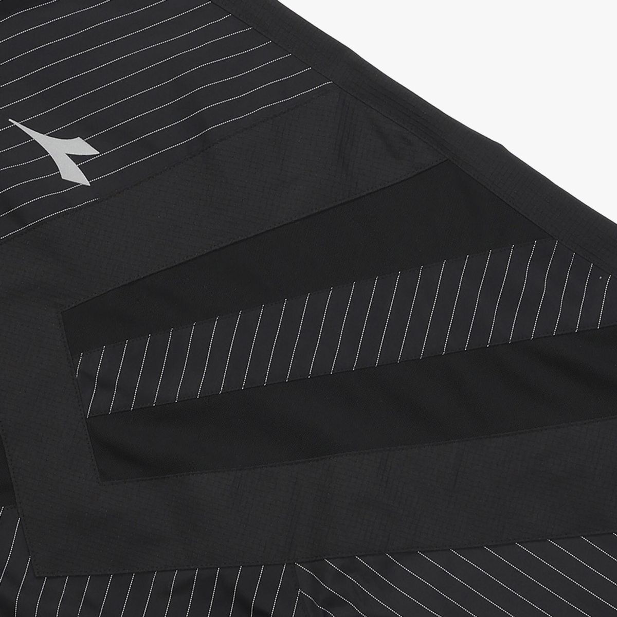 디아도라(diadora) 레거시 리플랙티브 스트라이프 러닝 자켓 BLACK PATTERN