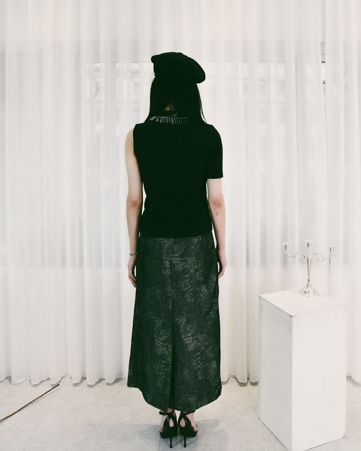 웻진스(WETGENES) 컷아웃 디테일의 하이넥 티셔츠 (BLACK)