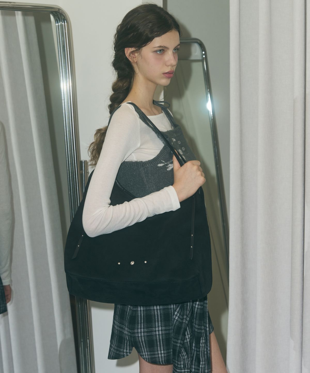 레더리(LEATHERY) 스웨이드 쇼퍼 드롭 숄더백 [BLACK]