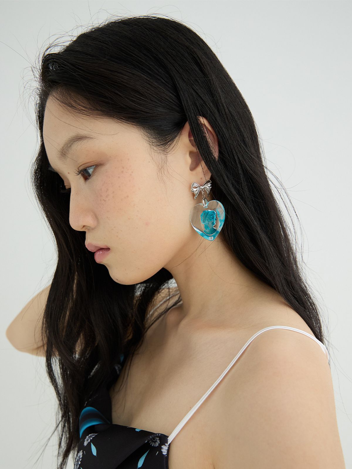 러뷰이(LOVUEE) 글래스 카메오 귀걸이