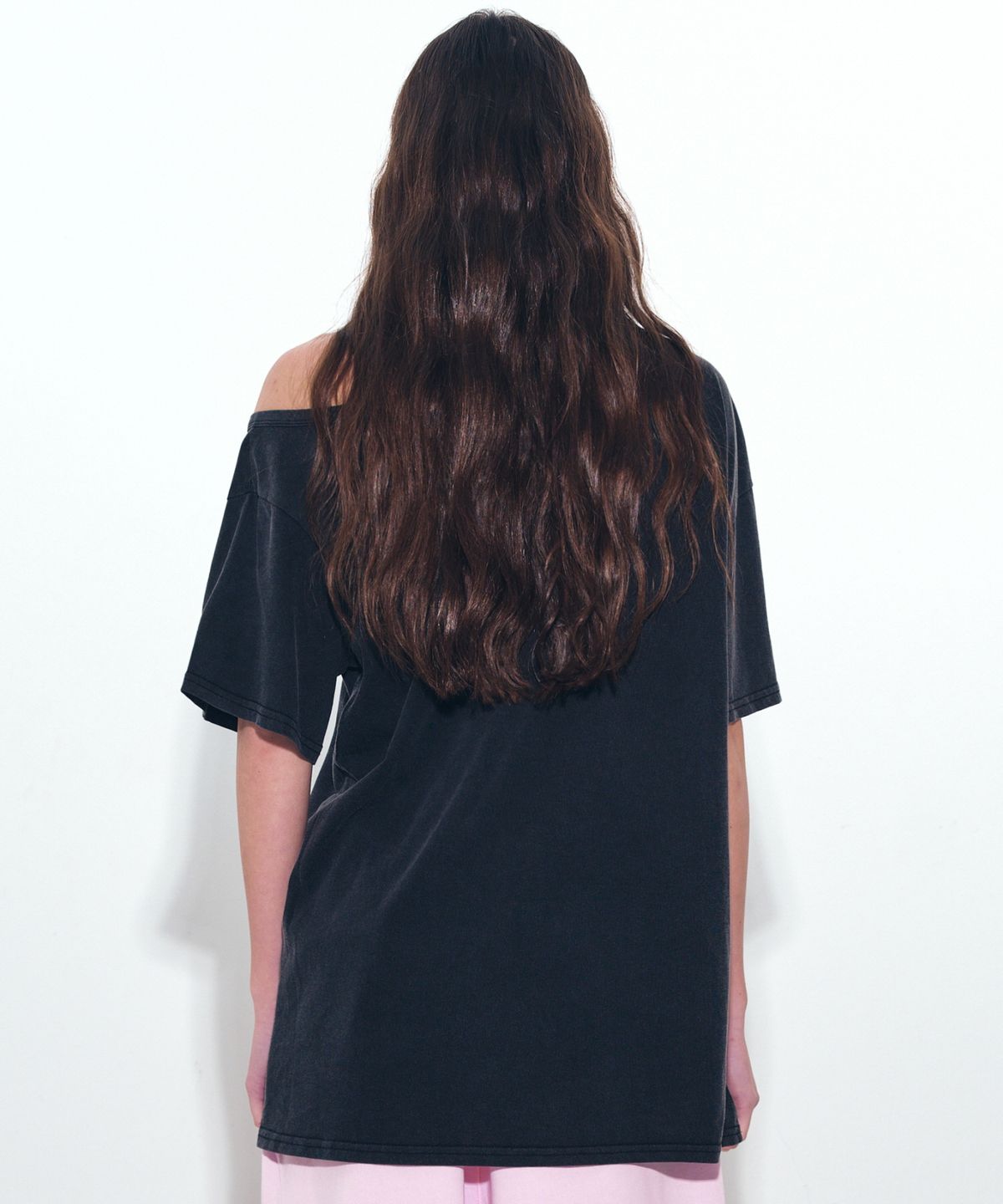 닉앤니콜(NICK&NICOLE) NICOLE ONE SHOULDER RELAXED LOGO TOP_BLACK