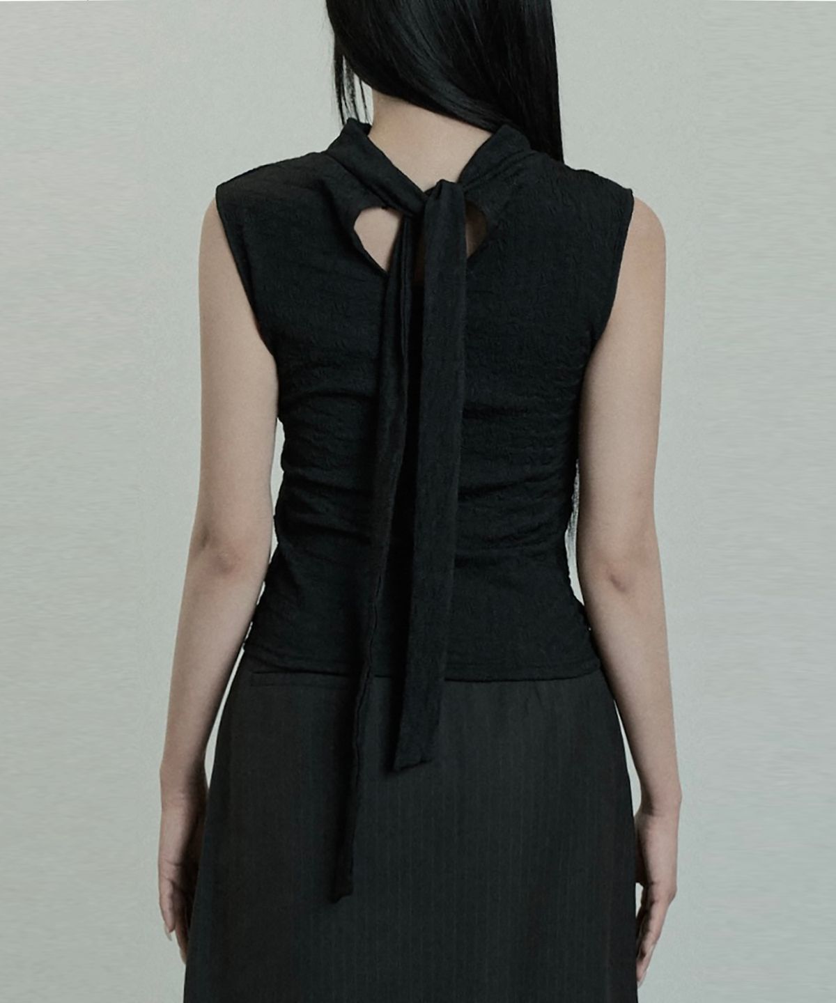 에트오소메(ETRE AU SOMMET) Scarf Wrinkle Slit Top (Black)