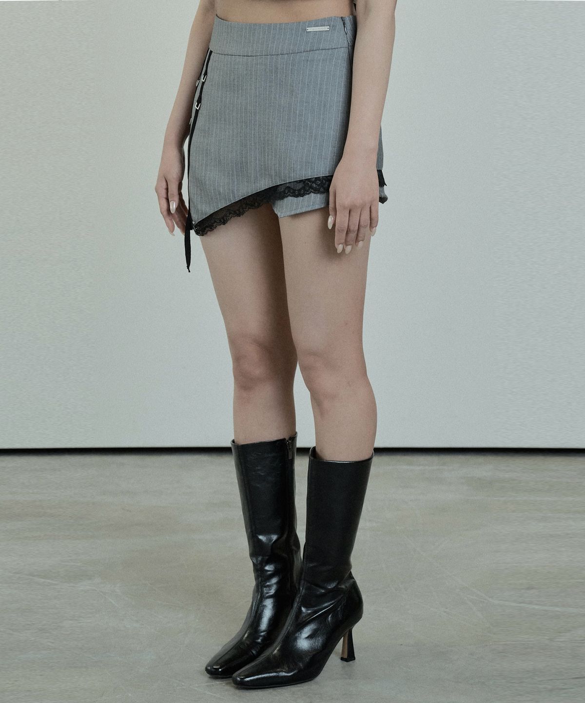 에트오소메(ETRE AU SOMMET) Stripe Lace Short Skirt (Gray)