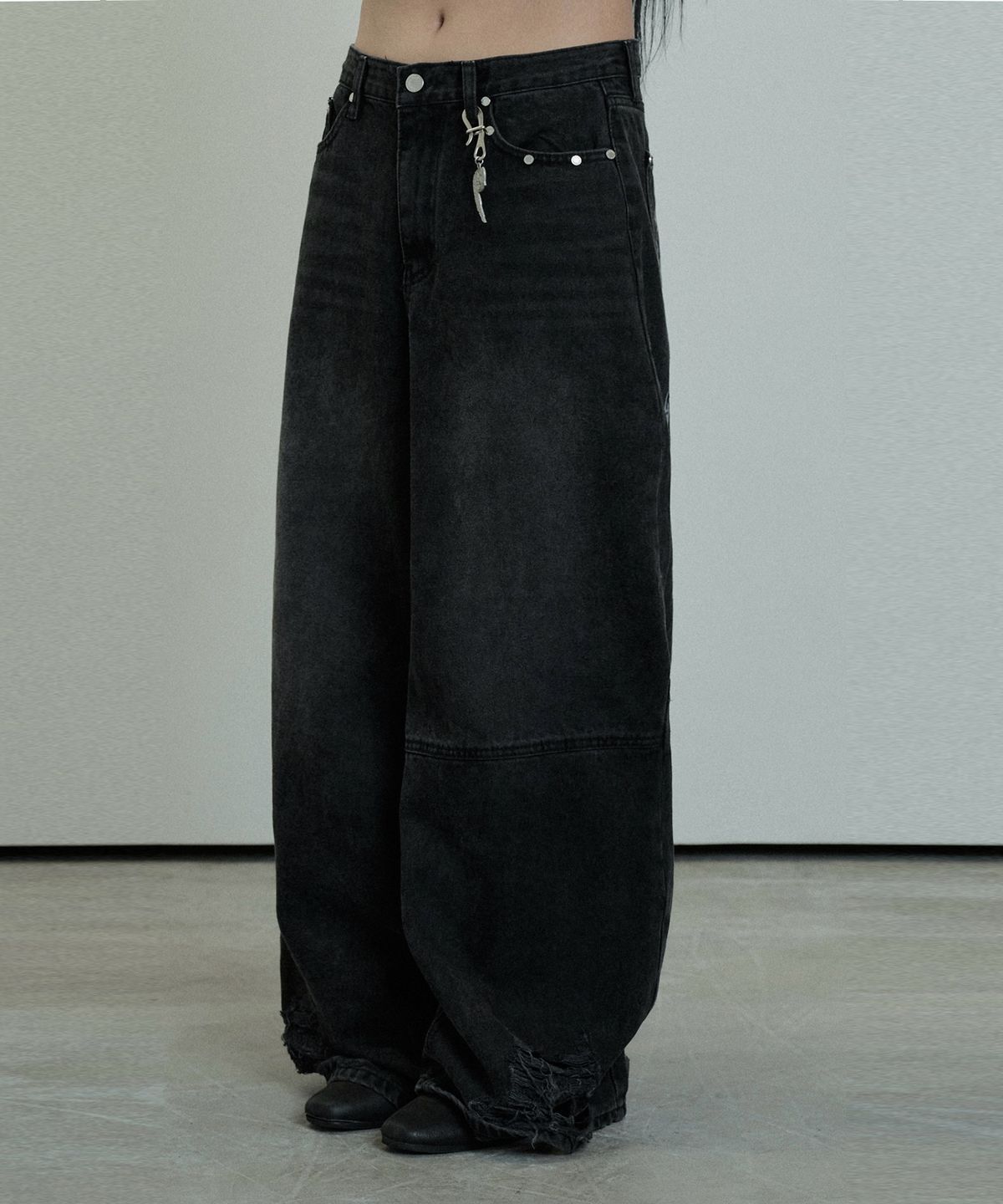 에트오소메(ETRE AU SOMMET) Hem Damage Keyring Wide Denim Pants (Black)