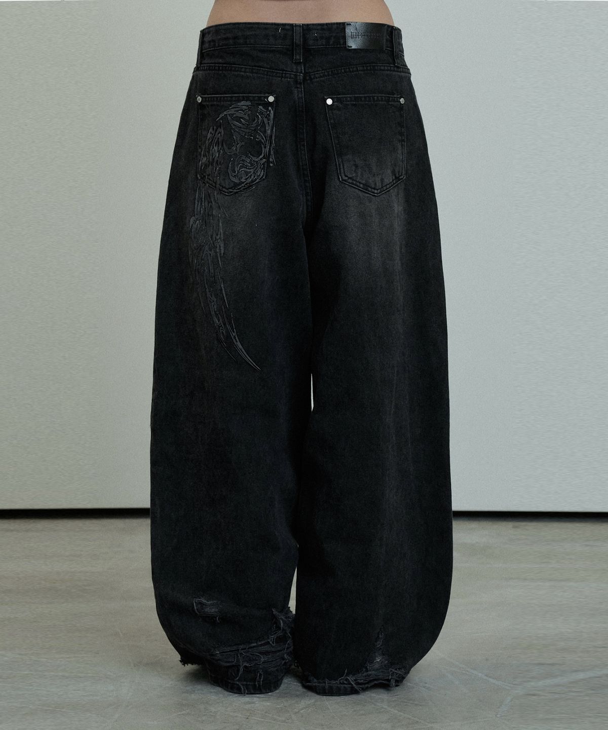 에트오소메(ETRE AU SOMMET) Hem Damage Keyring Wide Denim Pants (Black)
