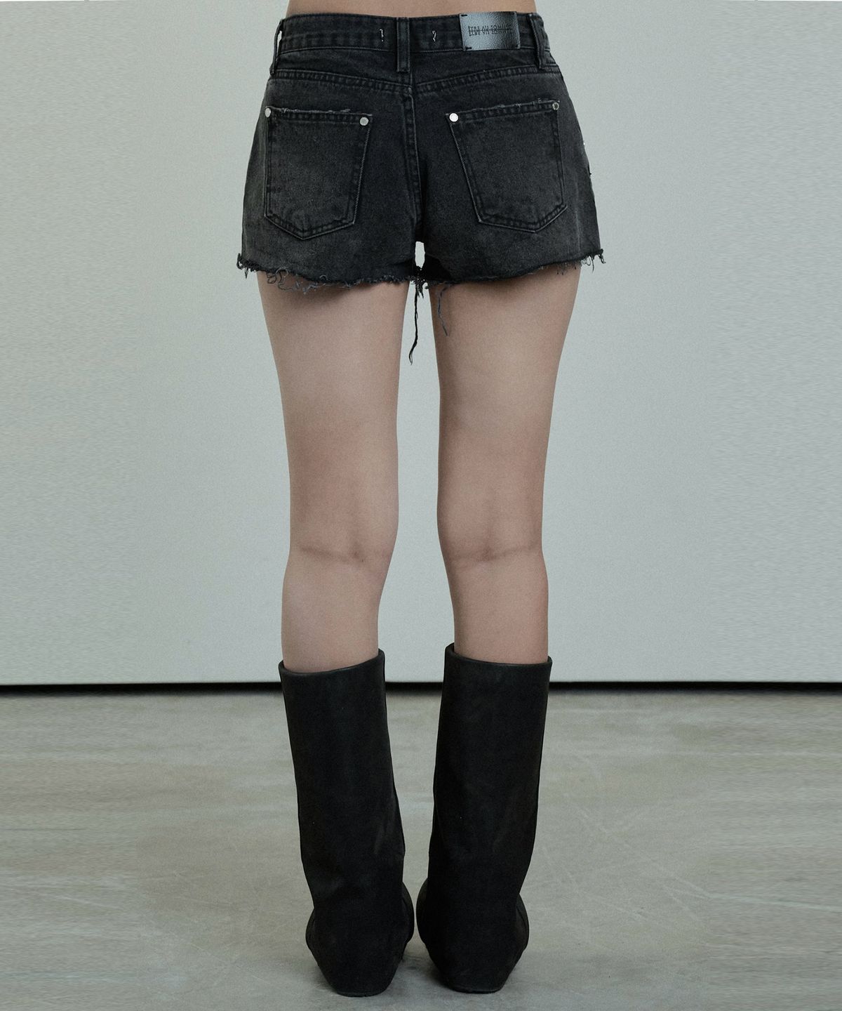 에트오소메(ETRE AU SOMMET) Rivet Damage Keyring Shorts pants (Black)