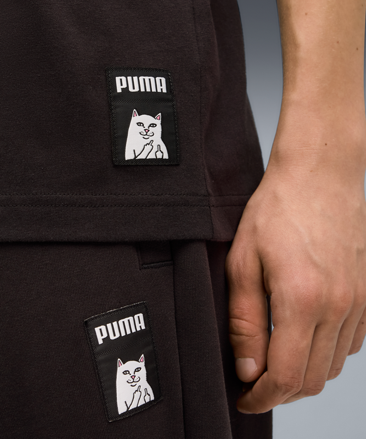 푸마(PUMA) 푸마 X 립앤딥 박시 그래픽 티 - 블랙 / 632413-01