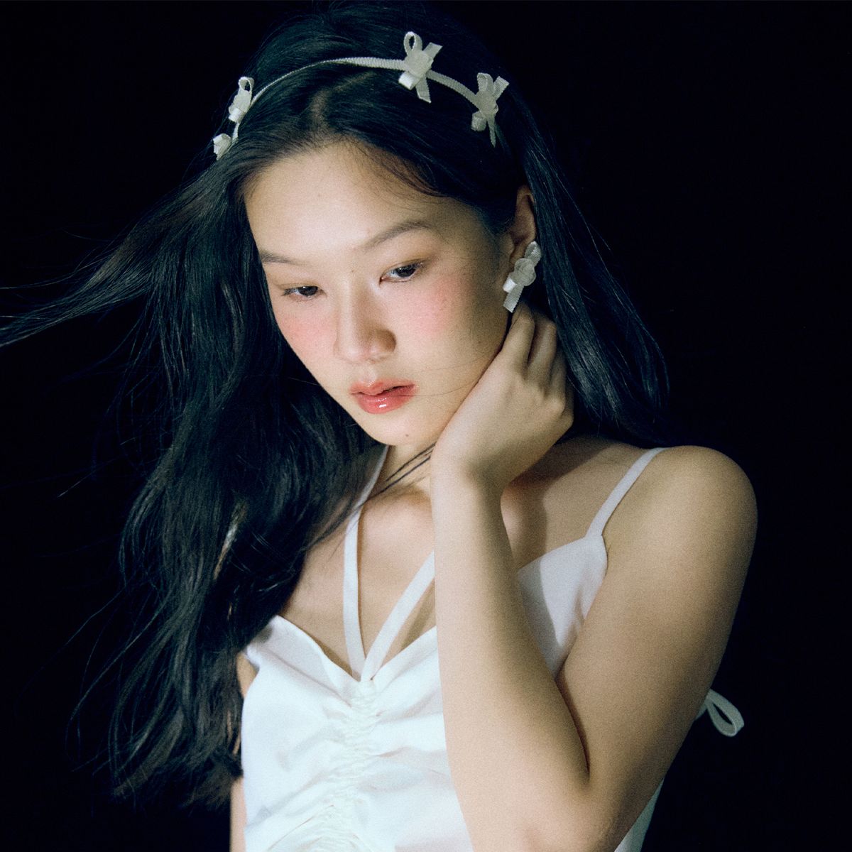 러뷰이(LOVUEE) 프로스트 크림로즈 귀걸이
