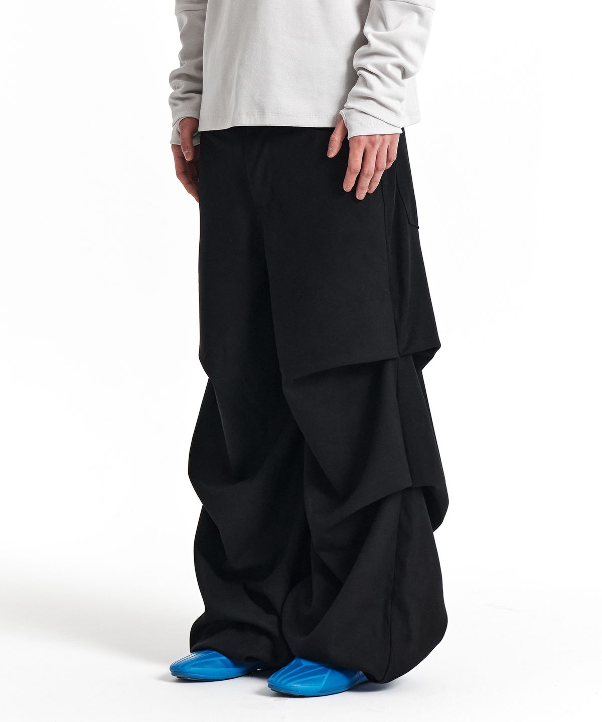기철(KICHUL) Side Tuck Peach Skin Balloon Pants (Black)