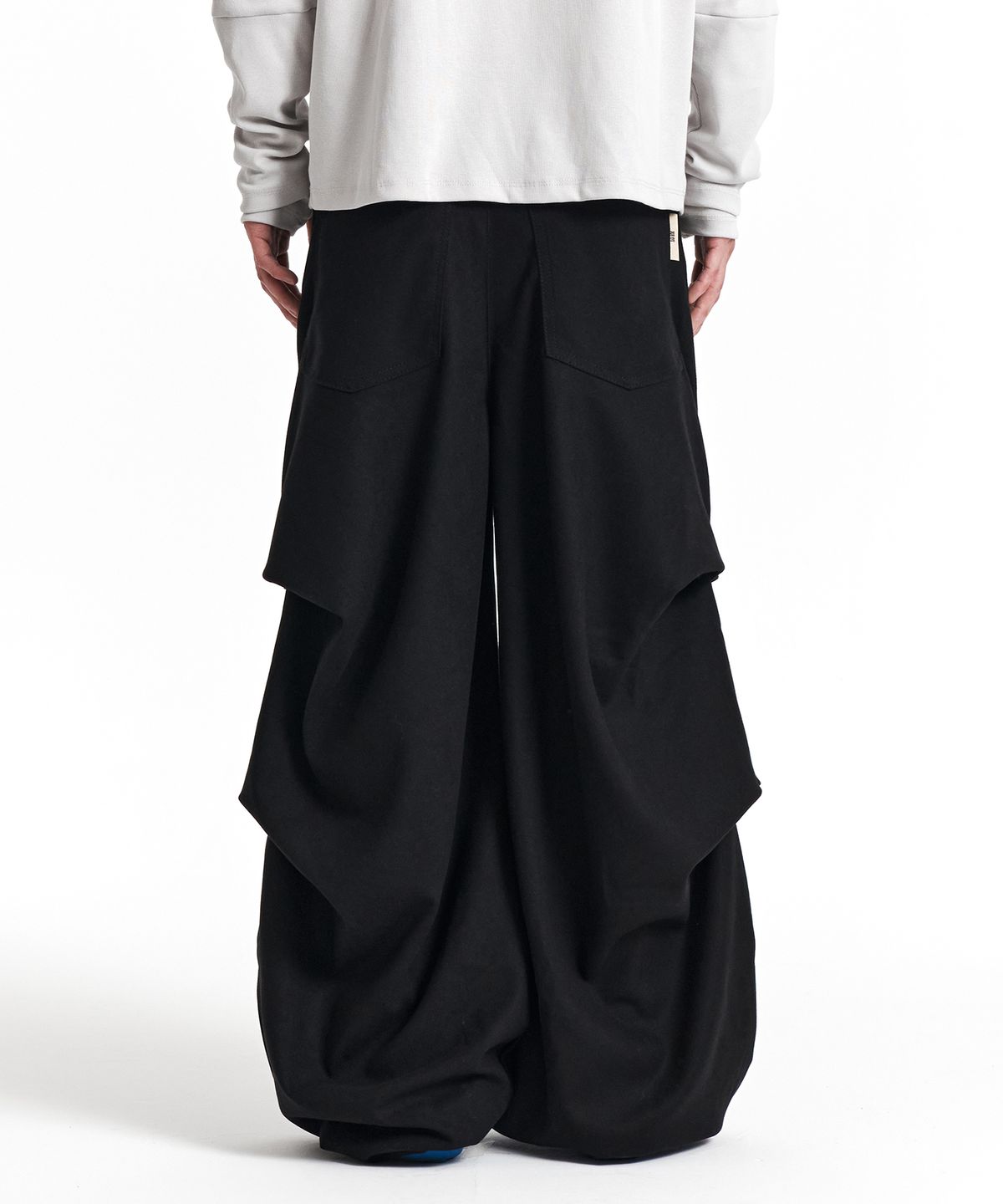 기철(KICHUL) Side Tuck Peach Skin Balloon Pants (Black)