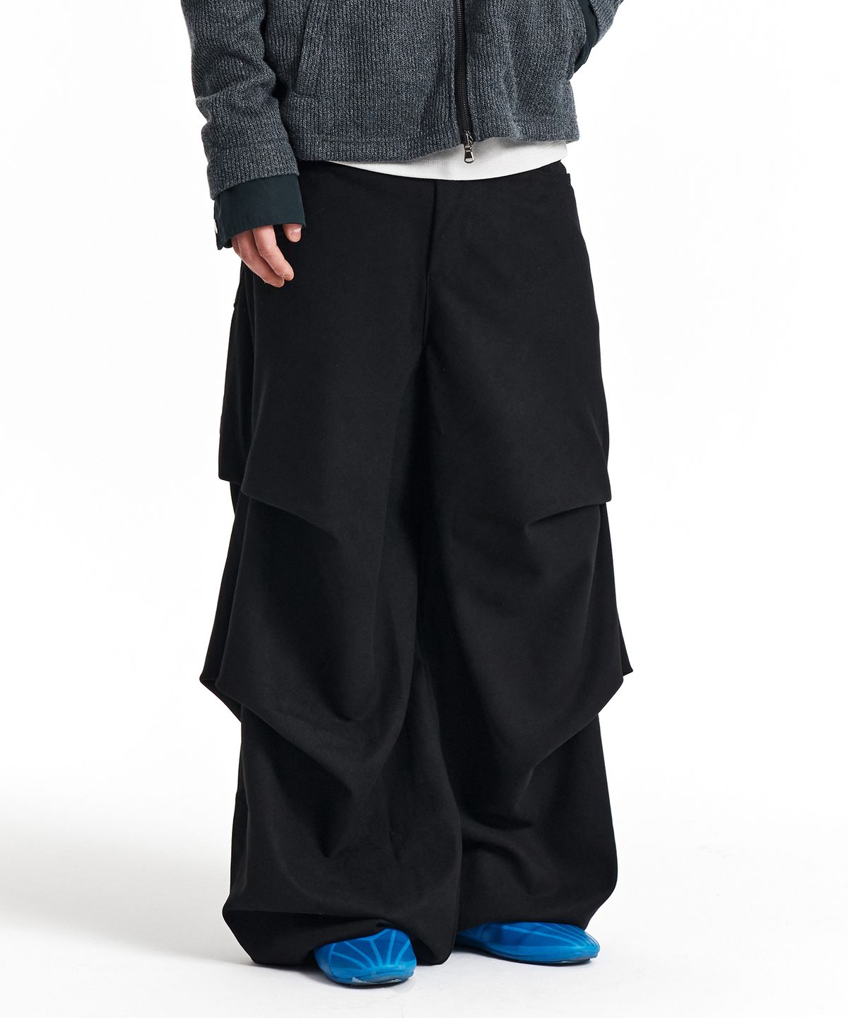 기철(KICHUL) Side Tuck Peach Skin Balloon Pants (Black)