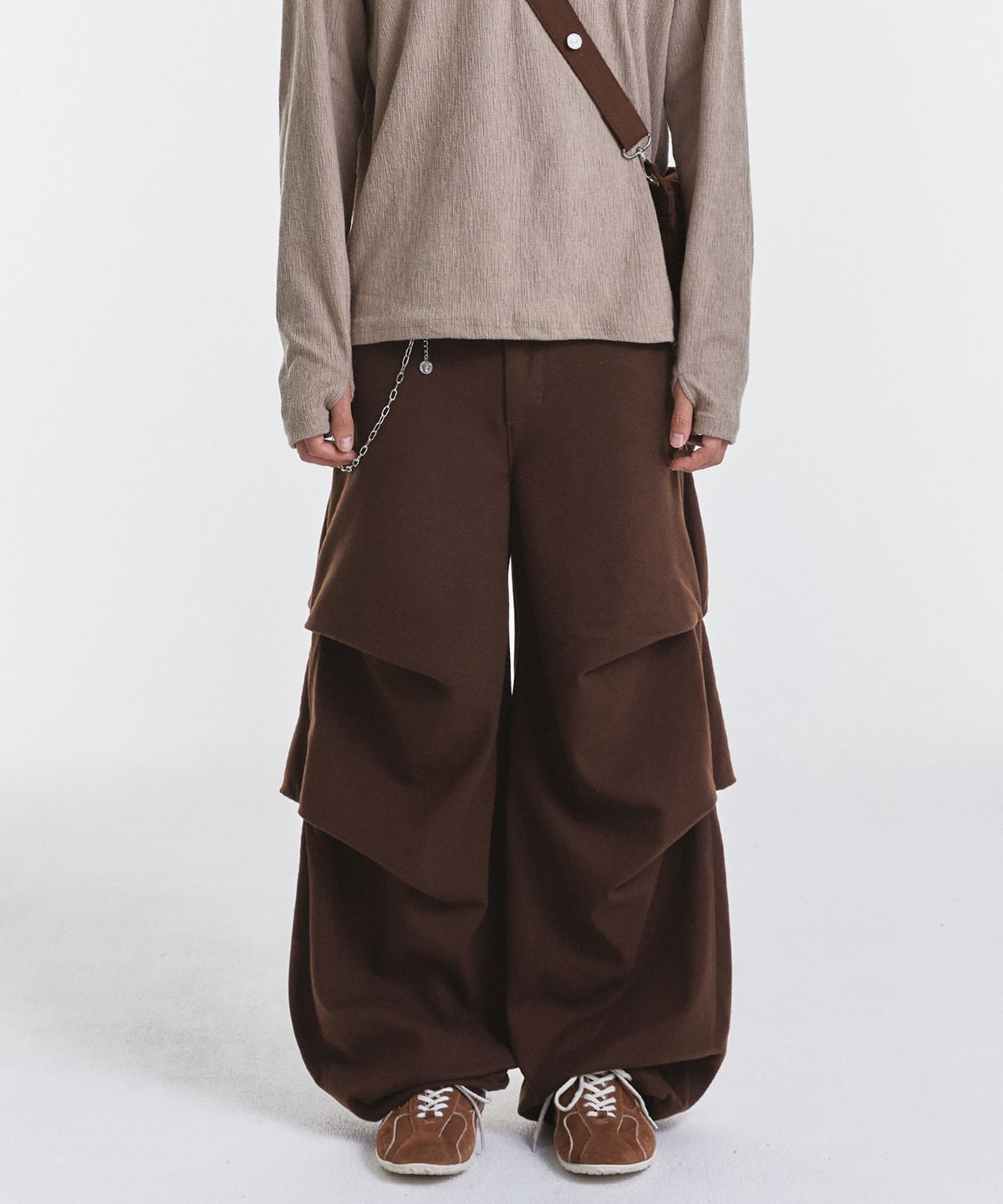 기철(KICHUL) Side Tuck Peach Skin Balloon Pants (Brown)