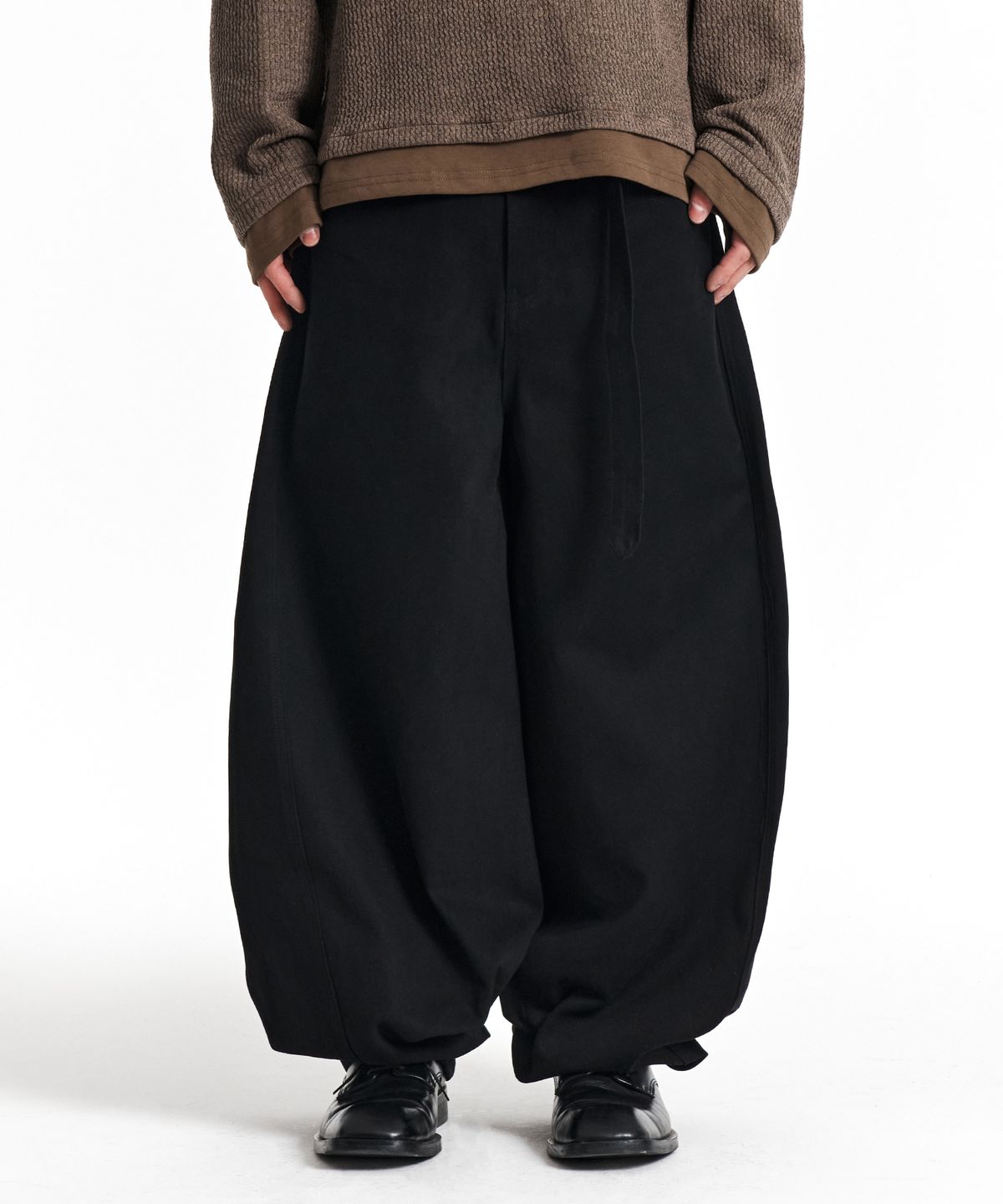 기철(KICHUL) Belted Volume Fit Cotton Pants (Black)