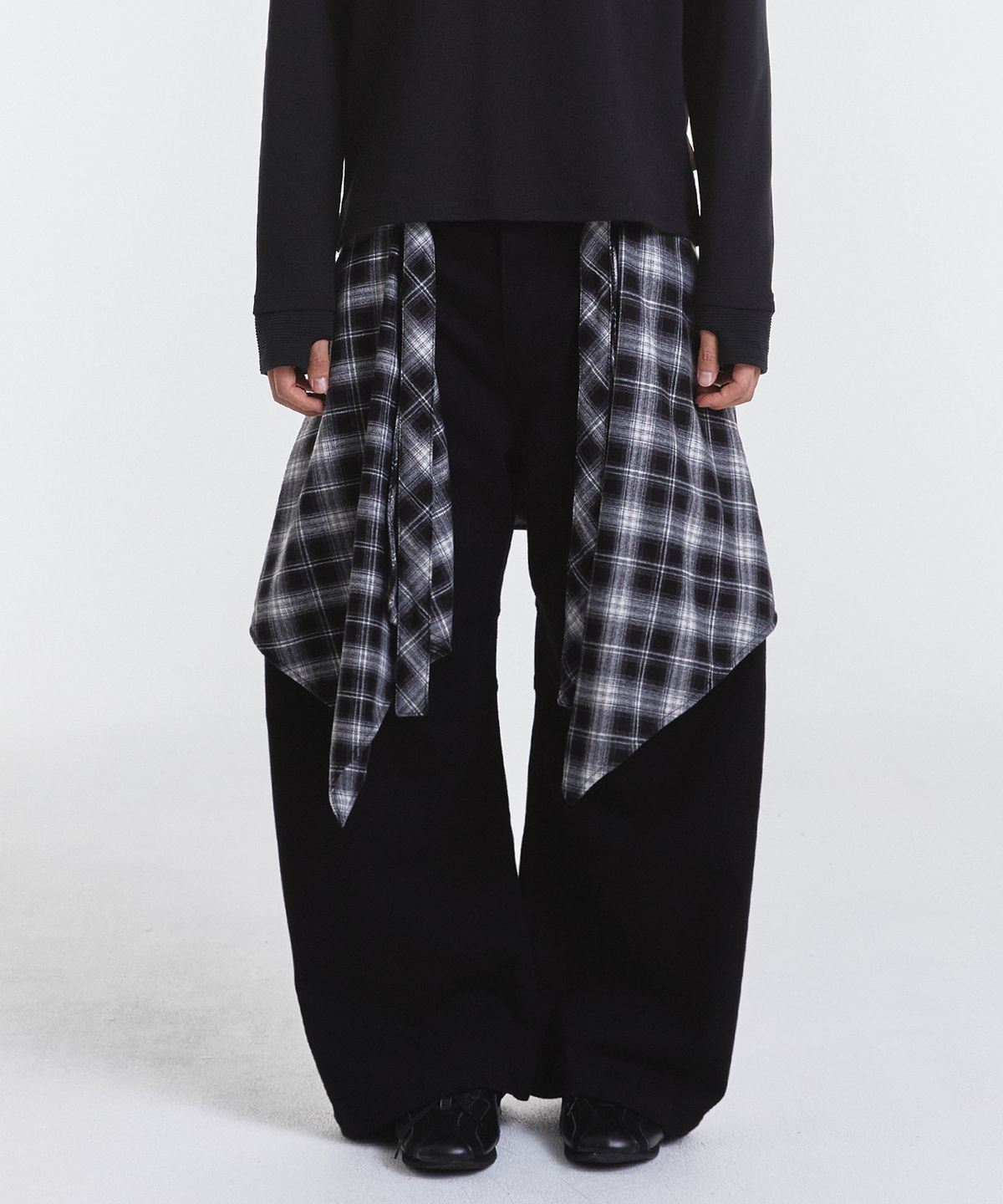 기철(KICHUL) Layered Offcheck Wide Pants (Black)