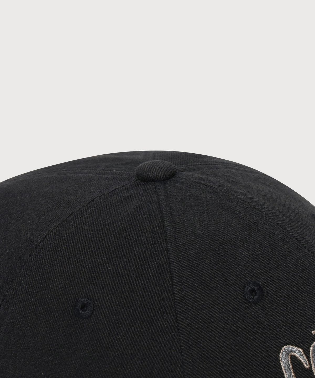 커버낫(COVERNAT) [코지 핏] 아트웍 레터링 로고 볼캡 Black