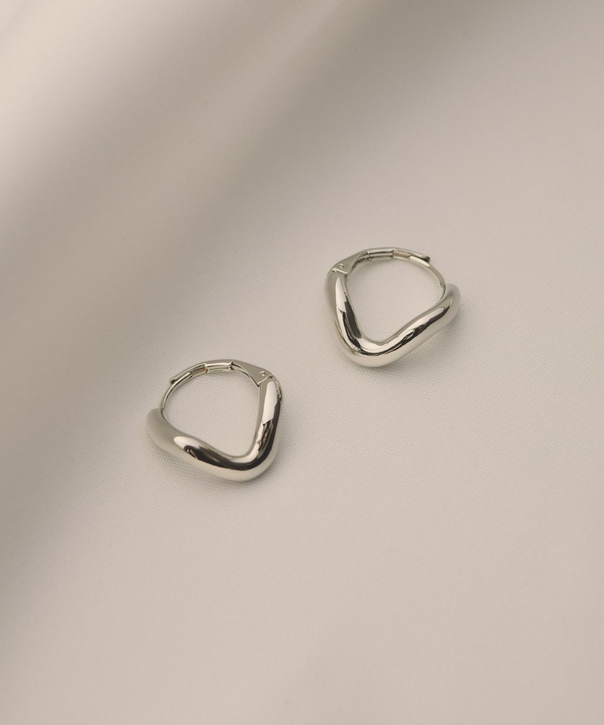 노비스도쿄(NOVICE TOKYO) 트위스트 뉘앙스 피어스 Twisted Nuance Pierce / Silver