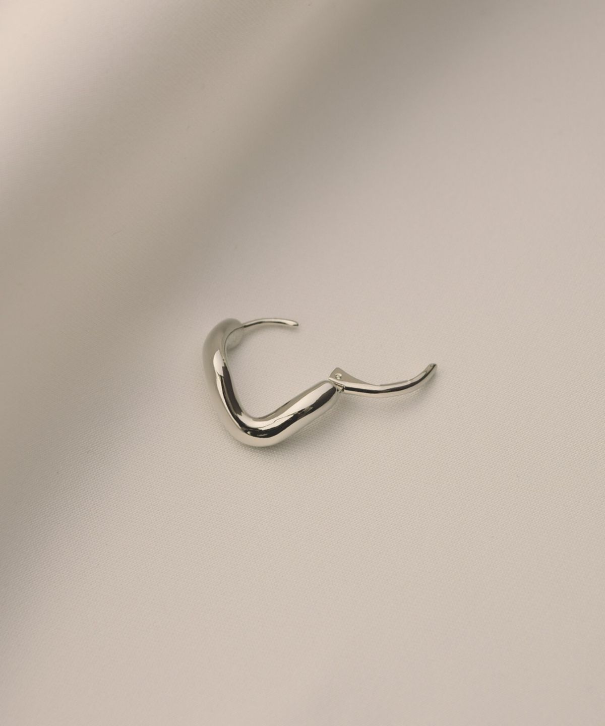 노비스도쿄(NOVICE TOKYO) 트위스트 뉘앙스 피어스 Twisted Nuance Pierce / Silver